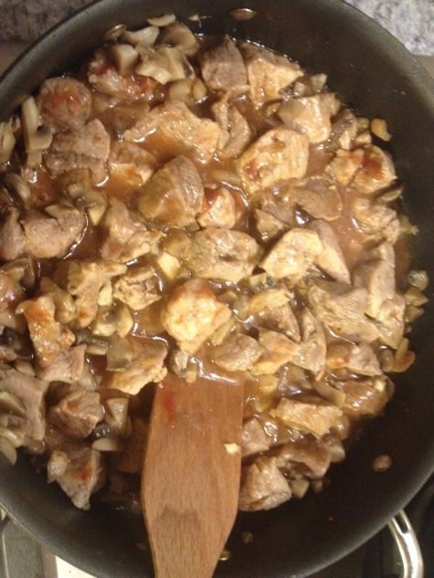 Мясо в сырном соусе с грибами