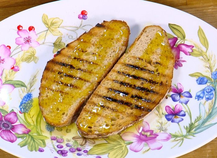 Бутерброды с сельдью, яблоком и яйцом пашот 