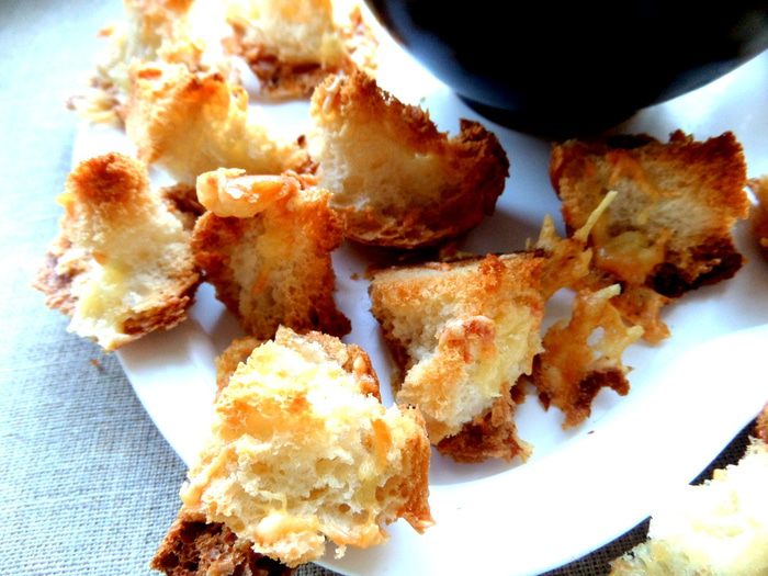 Французский чесночный суп с сырными гренками