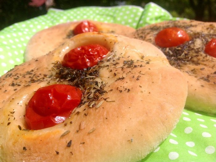 Фокачча с помидорами черри и итальянскими травами