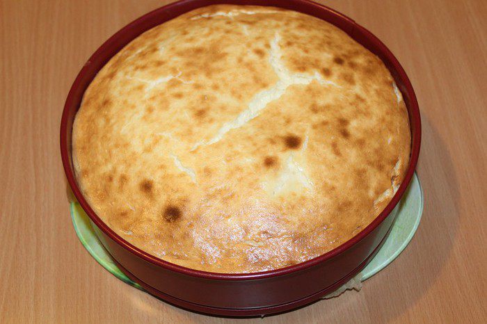 Брауни с чизкейком, взбитыми сливками и ягодой