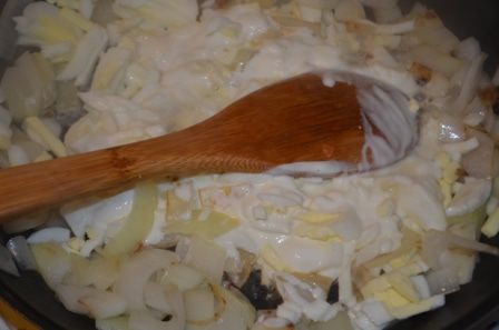 Паста под луково-яичным соусом
