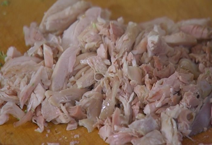 Уютный куриный суп с овощами и спагетти