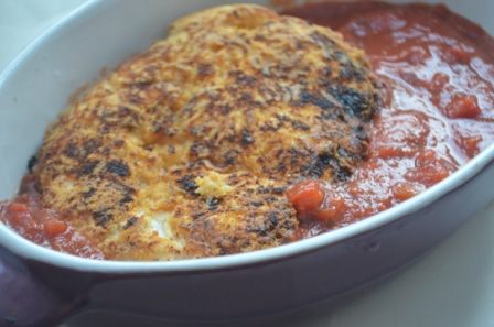 Куриное филе, запеченное с двумя сырами в томатном соусе