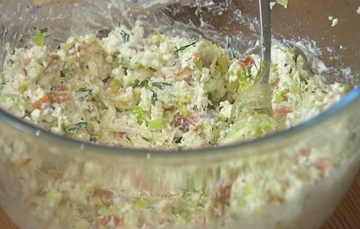 Блины с творогом, пореем и семгой под соусом бешамель