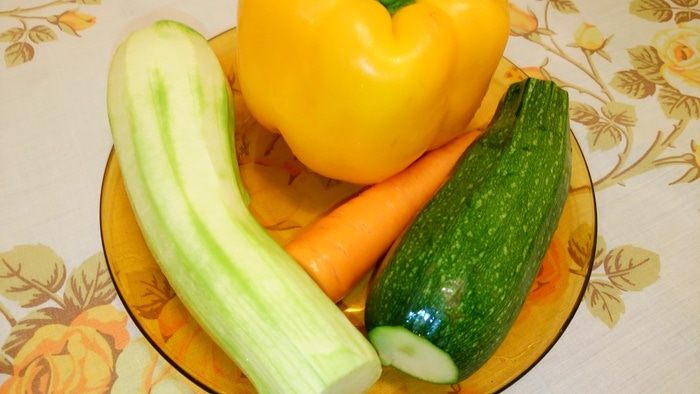 Запеченная в кармашках форель с вином и овощами