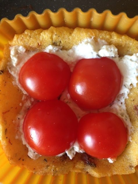 Закусочные тарталетки из поленты с козьим сыром и помидорками черри