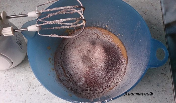 Шоколадный пирог с грушами и яичным ликером