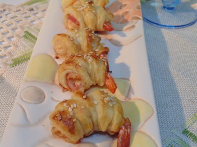 Мини-круассаны с креветками и беконом