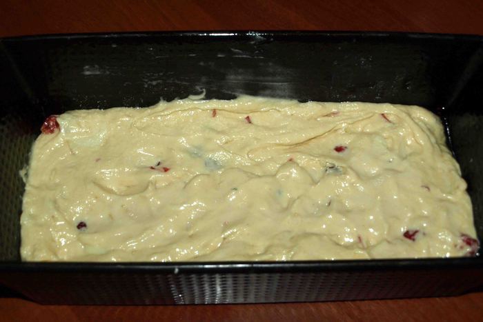 Яблочный кекс с вяленой вишней