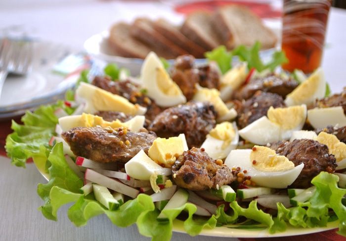 Салат из редиса и огурцов с куриной печенью