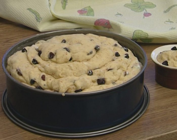 Кулич с миндалем и изюмом