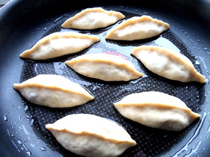 Мини-пирожки с капустой, сельдереем, шпинатом и сыром