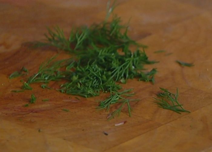 Бутерброд с белой рыбой и соусом из йогурта и каперсов 