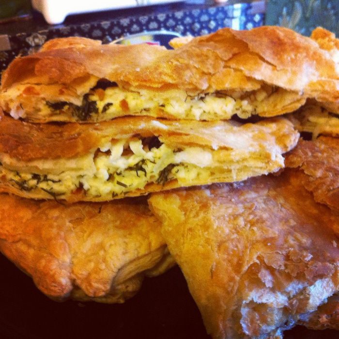 Слоеный пирог с сыром и укропом