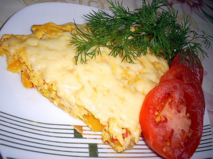 Сытный омлет с овощами и курицей