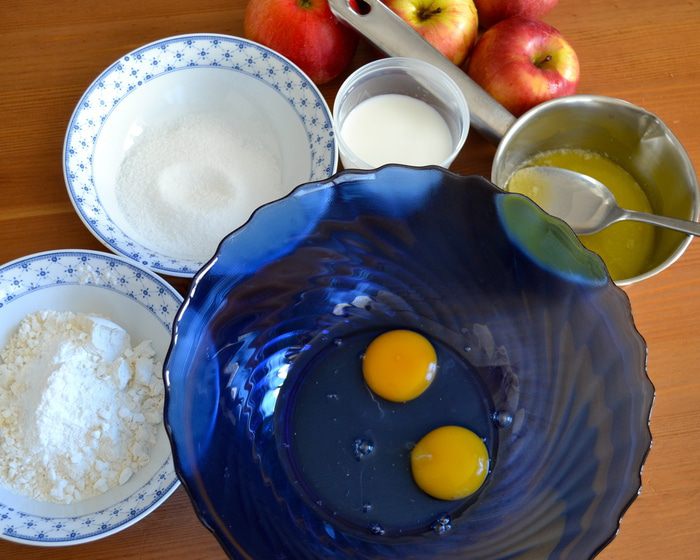 Французский яблочный пирог (Gâteau invisible aux pommes)