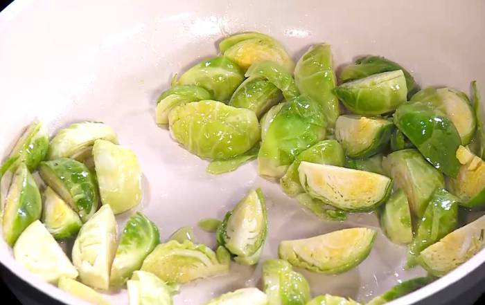 Салат из брюссельской капусты с яблоком и орехами