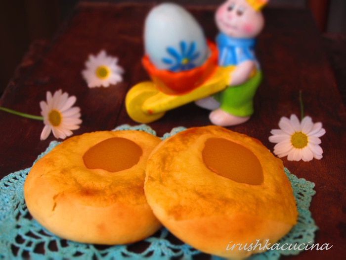 Пасхальные творожные булочки с заварным кремом и абрикосами