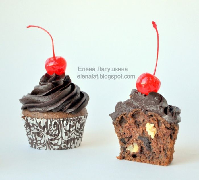 Шоколадные капкейки с грецким орехом с кусочками шоколада