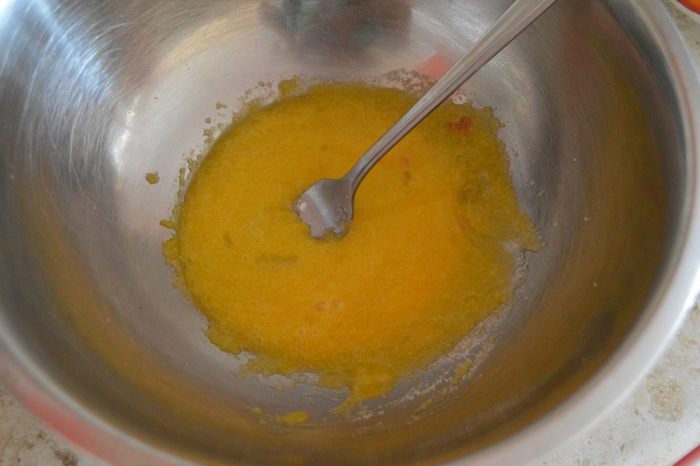 Сдобный пирог с вишнями и маком