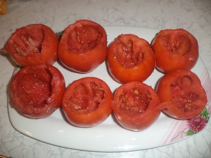 Помидоры,  фаршированные  курицей,  перцем  и  консервированными  шампиньонами