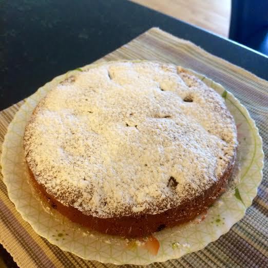 Кекс с персиками и малиной