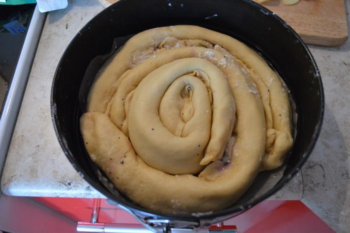 Сдобный пирог с вишнями и маком