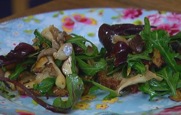 Жареные грибы на тостах 