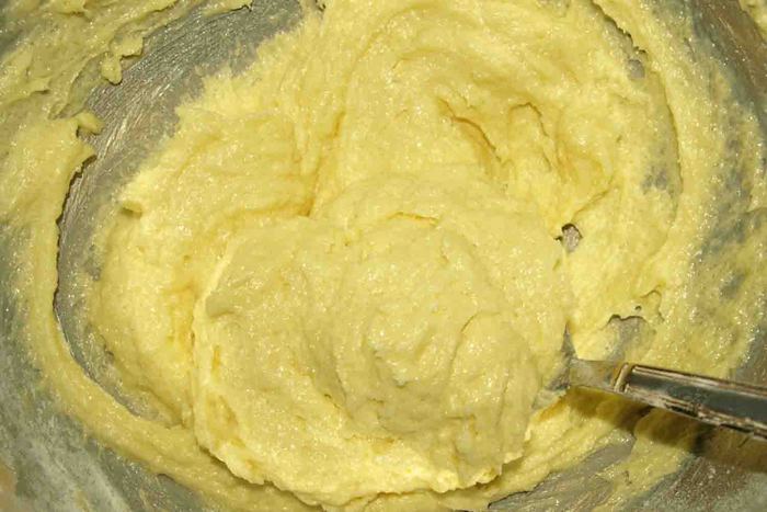 Кекс с сушеной вишней и ганашем из белого шоколада