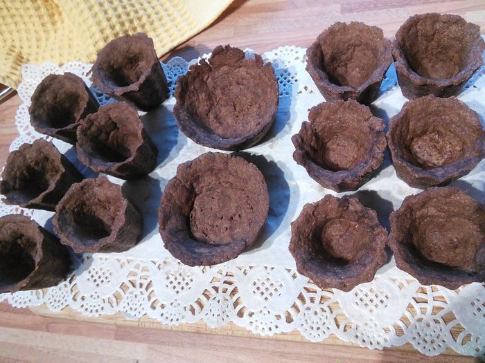 Шоколадные тарталетки с панна коттой и клубникой 