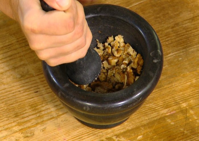 Яблочные оладушки с грецкими орехами и изюмом 