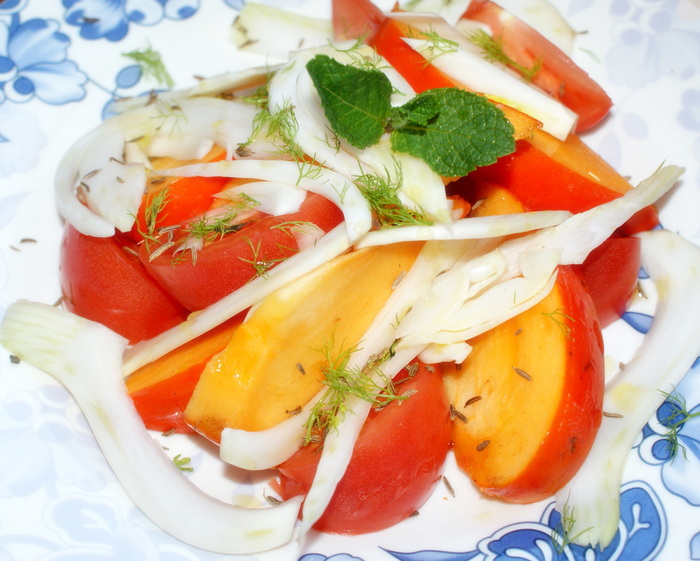 Оригинальный салат с хурмой, помидором и фенхелем.