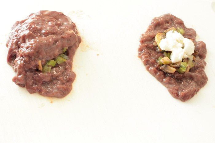 Печеночная отбивная с грибами и моцареллой