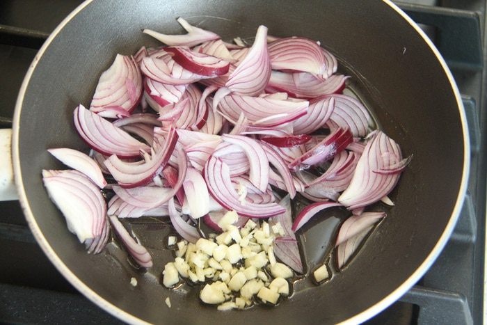 Чечевица со свеклой и шпинатом