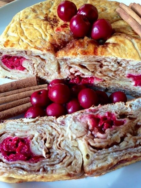 Слоеный пирог-рулет с вишней и корицей на сковороде