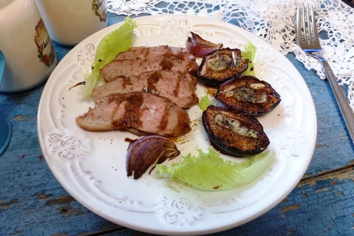 Утиная грудка Medium Rare с вялеными сливами и карамелизированным луком