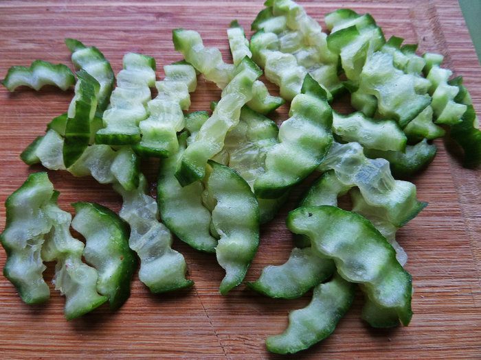 Салат из овощей с пастой и сырными шариками