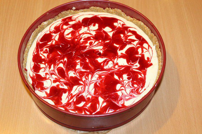 Чизкейк с маскарпоне и брусничным соусом