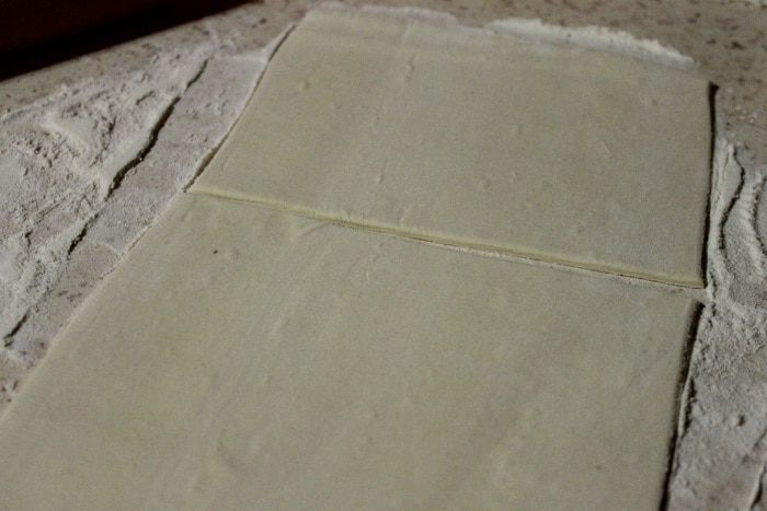 Куриный рулет в слоеном тесте