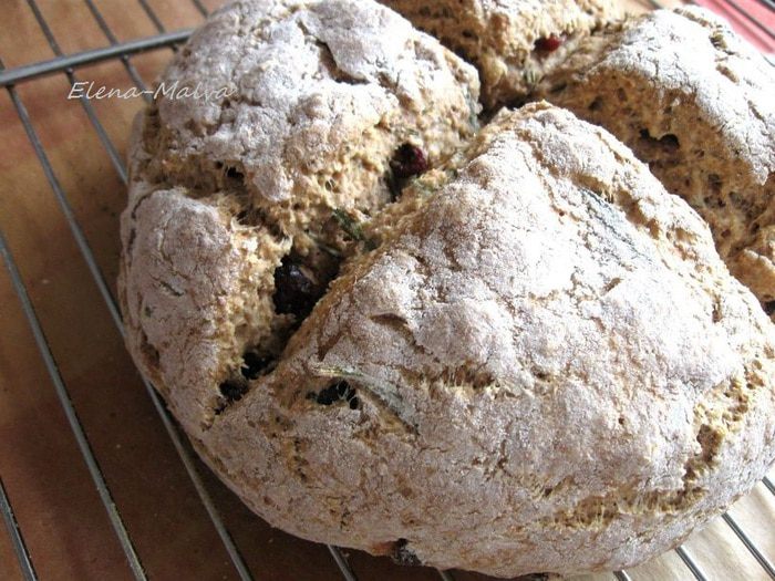 Ирландский содовый хлеб с розмарином и клюквой                 