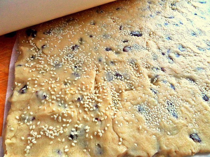 Печенье с кунжутом и изюмом