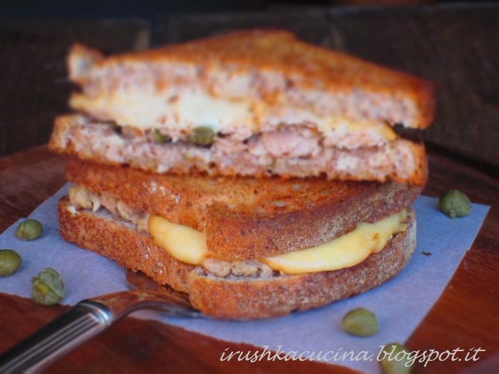 Горячий бутерброд с тунцом и копченым сыром