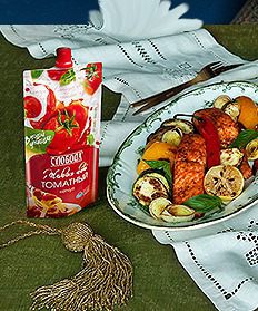 Лосось, запеченный с овощами