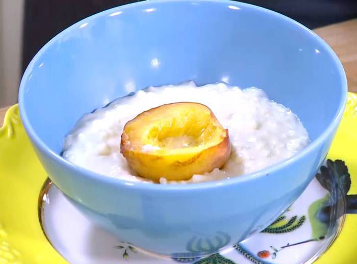 Рисовая каша с белым шоколадом и запеченными персиками 