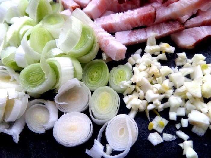 Чечевичный салат с овощами и маслинами