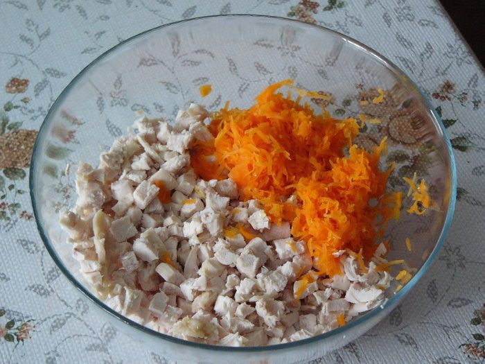 Салат из курицы с красным сладким перцем и морковью