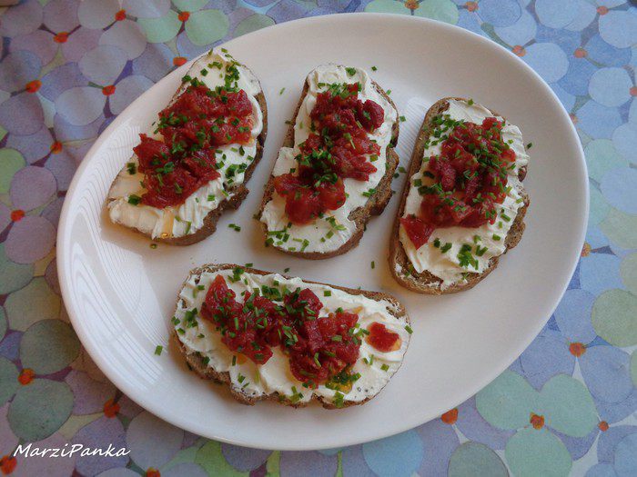 Открытые бутерброды с творогом и сушеными томатами