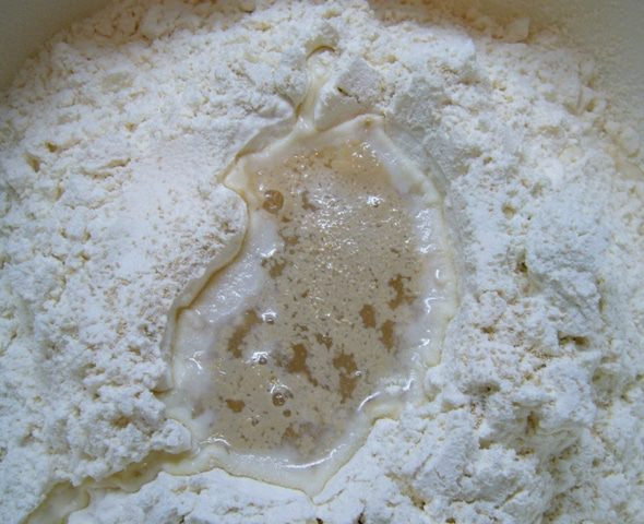 Пицца с томатным соусом и баклажанами