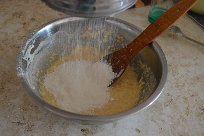 Сдобный пирог с вишнями и маком